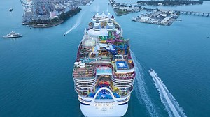 Hoogste waterval op zee, zes wildwaterbanen en bijna 10.000 opvarenden: grootste cruiseschip ter wereld begint bijna aan eerste trip