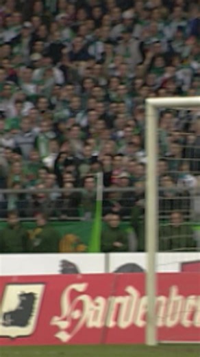 Der nächste historische Pizarro-Moment. 🤩 Heute vor 25 Jahren entstand aus diesem Tor des Peruaners gegen den FC Schalke 04 das ikonische Logo der DFL. 💚 | SV Werder Bremen