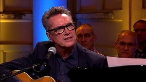 Henny Vrienten (27 juli 1948 - 25 april 2022) Op 73-jarige leeftijd is muzikant Henny Vrienten overleden. Voor veel mensen staat de naam Vrienten synoniem aan Doe Maar. Aan het begin van de jaren 80 was er in Nederland geen ontkomen aan, de aantrekkelijke combinatie van reggae, ska en nederpop leidde tot grote hits als Pa, 1 nacht alleen, de Bom, Belle Hélène, Is dit alles en Sinds 1 dag of 2, en massahysterie bij voornamelijk tienermeisjes. Na vijf jaar besloot de band in 1984 abrupt te stoppen