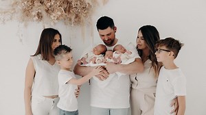 Evelien (37) en Dries (30) verwelkomen identieke drieling met exact hetzelfde DNA: “Ze doen alles samen, zelfs niezen”