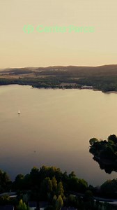 Urlaub ganz nah – und doch fern vom Alltag!🤩 Warum in die Ferne schweifen, wenn das Abenteuer direkt vor deiner Haustür liegt? In unseren Parks findest du alles, was du für eine kleine Auszeit brauchst: dichte Wälder, glitzernde Seen, frische Luft und Zeit mit den Menschen, die dir am wichtigsten sind. Egal, ob du einfach mal durchatmen oder Neues erleben möchtest – dein nächster Urlaub ist näher, als du denkst. 👉 Finde deinen Center Parcs ganz in deiner Nähe und erlebe Urlaub ohne lange Anrei