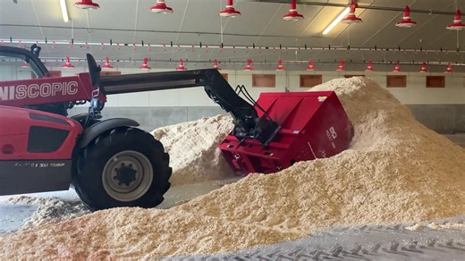 Te koop bij Evenhuis Machines te Giethoorn AG FS 200 Xtra pluimvee zaagselstrooier Bel 0521 - 36 13 52. Of 06 2007 5437 Zaagselstrooier – Pluimveestal instrooier. | ✅ 3,3m3 of 2,2m3 inhoud. | ✅ 2mtr breed. | ✅ Hydraulisch aangedreven. Werkt al met 20ltr/min. | ✅ Strooit plm 12mtr breed. | ✅ Reeds meer dan 15 jaar ervaring. | ✅ Service door heel Nederland. | ✅ Levering rechtstreeks of via uw eigen dealer. | | Evenhuis Giethoorn