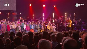 Wat kijken we terug op een prachtige Nederland Zingt Dag, alweer een ruime week geleden! Luister naar het lied 'De Heer is mijn herder', gezongen door Marcel & Lydia Zimmer en Kinder En Tienerkoor De Jonge Luitjes. 🐏🎶 | Nederland Zingt (EO)