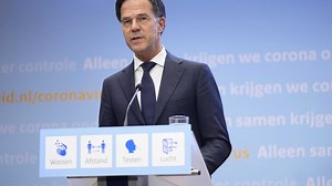 Nederland kondigt “milde lockdown” aan: sluitingsuur voor horeca en maximum vier mensen thuis