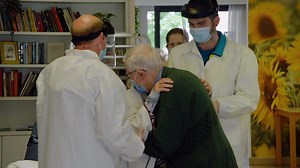 ONTROEREND! 😭 Na een gevecht van 9 weken tegen het coronavirus ziet Bertha eindelijk haar schattebout terug. ❤️ | VTM