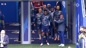 Prachtig moment van ‘man die gehaat werd door alle Nederlanders’ vlak voor aftrap Polen - Nederland