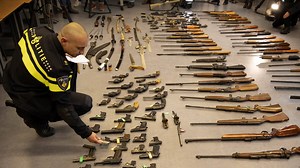 Honderden wapens ingeleverd in Rotterdam waaronder Colt van 35.000 euro