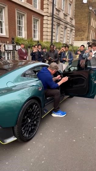Gordon Ramsay met zijn Aston Martin Valour van 1,5 miljoen dollar