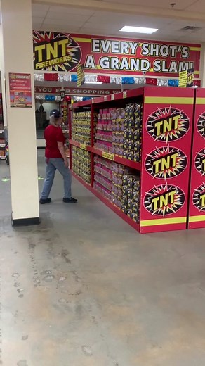 A fountain AND aerial firework? 🤯💥 #biggestfirework #bestfireworks #fourthofjuly #fireworks