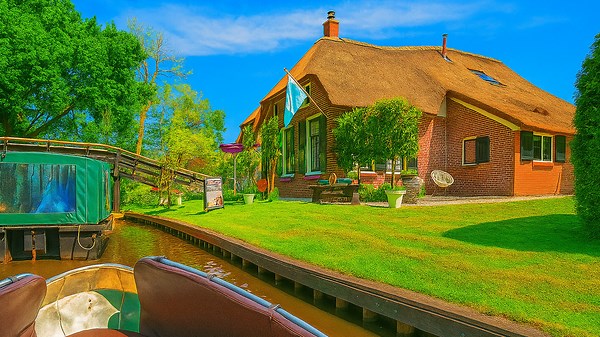 Peaceful Giethoorn Boat Ride in 4K – Relaxing Music & Dutch Scenery
