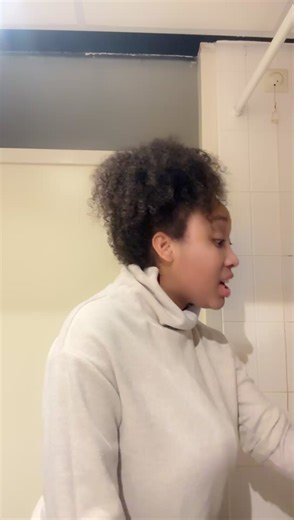 Nauw Isaë-Lynn vond het voor de eerste keer rauw live wel mooi.. Jullie dan?🤣😍 #bathroom #singing #chemeldadielingen
