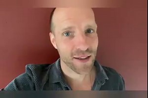 Heute gibt es mal wieder einen Throwback Thursday! 🥳 Stefan erinnert sich an einen der schönsten Auftritte bei Guidos Orchestra mit Wendy Kokkelkoren. 😊❤️ Wir durften "Bohemian Rhapsody" von Queen singen.🎤🎶🔥 Es war ein unglaubliches Erlebnis und wir vermissen es so, vor euch auzutreten! #voxxclub #guidosorchestra #themaestro #wendykokkelkoren #bohemianrhapsody #queen | Voxxclub