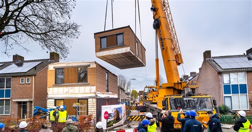 Dit hoekhuis heeft ineens drie (!) nieuwe buren: binnen twee uur drie woningen gebouwd