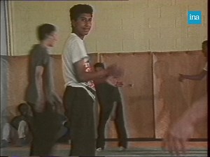 BREAKDANCE, BREAK-DÉLINQUANCE.🤸‍♂ En 1990, le breakdance s'installe en banlieue parisienne. Les «troupes» s’entraînent dans les halls d'immeuble et remplacent les bandes de délinquants. Tous les samedis, Steevy accompagne les jeunes danseurs pour leur amener de l'«énergie positive» et les aider à grandir dans«quelque chose de sain». | INA