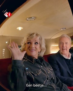 De oldtimer met Tineke en André op de achterbank reed niet onopgemerkt door Utrecht... 😱 📺 Bij Van Duin op de Achterbank gemist? Kijk het terug via www.npostart.nl. | Omroep MAX