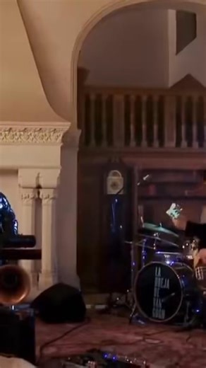 Amaia Montero vuelve a La Oreja de Van Gogh y lo hace con el lanzamiento del sencillo “Todos estamos bailando la misma canción”. 😍 CC: laorejadevangogh | Estilo DF