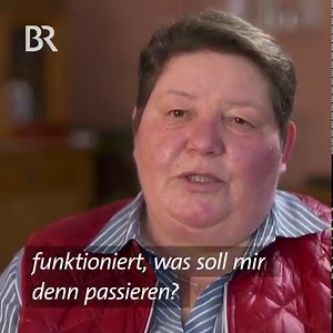 Mirjam Wellein hatte sieben Berufe in ihrem Leben, alle hat sie mit Herz und Seele ausgefüllt ❤️💪 - unter anderem den der Ordensschwester. ⛪ Heute ist sie die Wirtin vom "Töpfla" in Höchstadt. Aber um ihr Glück hat sie immer kämpfen müssen. Bis sie weiß, warum ... 🧐 ► Den ganzen Film aus der Reihe "Weibsbilder" von Wir in Bayern hier in der BR Mediathek anschauen: https://www.br.de/mediathek/video/weibsbilder-mirjam-es-funktioniert-immer-av:5fb290210c837900144674a6 | BR - Bayerischer Rundfunk