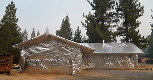 Nadat grootste boom ter wereld ingepakt werd: Californische huiseigenaren omwikkelen stulpjes met folie tegen oprukkende bosbranden