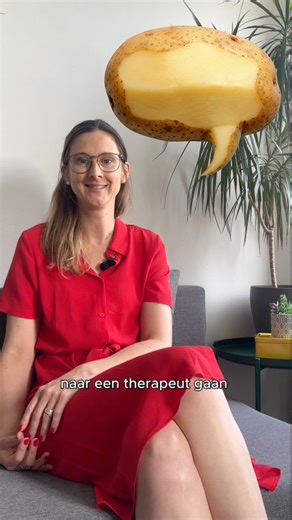 Er bestaan heel wat mythes over geestelijke gezondheid bij 65-plussers. 🤔💭 Ouderenpsycholoog Charlotte Brys helpt ze de wereld uit. De campagne ‘Kijk eens onder de schil’ wil geestelijke gezondheid bij oudere volwassenen meer bespreekbaar maken en de kennis erover vergroten - bij henzelf, hun omgeving en professionals. www.onderdeschil.be Een initiatief van Te Gek!? i.s.m de Vlaamse Ouderenraad, Zorgnet-Icuro, PKOKC Psychische Kwetsbaarheid bij Oudere volwassenen KennisCentrum, en met de steun