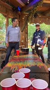 Bierpong Masters in der Station Endlos: Niclas organisiert das Turnier zum ersten Mal und hat gleich den Oberbürgermeister eingeladen. Der ließ sich nicht zwei Mal bitten um mit jungen Menschen in einer lockeren Atmosphäre ins Gespräch zu kommen 😎 | Du bist Halle / Saale