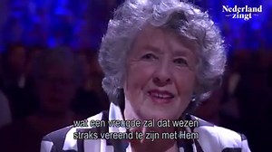Kom er gezelig bij op de bank: luister en zing mee met het lied van de week. Joke Buis zingt Lichtstad met Uw paar'len poorten. | Nederland Zingt (EO)