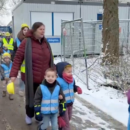 🎉 Hoogste punt bereikt! De vlag gaat op het dak van het nieuwe MFC Dodewaard! 🏗️ Samen met de kinderen van Bellefleur, De Hien en Rivakids hesen de wethouders de vlag en vierden we dit bijzondere moment. “Het gaat hier straks gonzen van de activiteiten”, aldus wethouder Van Dijkhuizen. 💡 Wat komt er? Onder meer: Sporthal 🤸 Bibliotheek & dorpshuis 📚 Fysiotherapie & zorgcentrum 💚 Muziekvereniging & koren 🎶 Stap voor stap krijgt het MFC vorm. Binnenkort een bruisende plek voor jong en oud! |