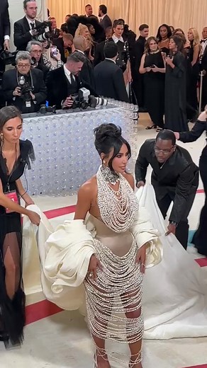 The KWEEN is here to slay 👑 | E! Entertainment