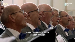 𝘋𝘢𝘢𝘳 𝘨𝘦𝘦𝘯 𝘳𝘰𝘶𝘸 𝘮𝘦𝘦𝘳 𝘦𝘯 𝘨𝘦𝘦𝘯 𝘵𝘳𝘢𝘯𝘦𝘯 𝘪𝘯 𝘩𝘦𝘵 𝘯𝘪𝘦𝘶𝘸 𝘑𝘦𝘳𝘶𝘻𝘢𝘭𝘦𝘮 ❤️🎶 Mooi wat muziek doet. En wat een belofte schuilt er in dit lied. 'Lichtstad met uw paar'len poorten' is voor veel mensen erg belangrijk. Deze meneer denkt erbij aan zijn overleden vrouw. Aan wie denk jij bij dit lied? #lichtstad #samenzang #kerk #mannenkoor Met mannenkoor de Gouwestem en Martin Mans Live | Nederland Zingt (EO)