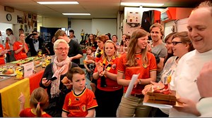 Vrouwen, voetbal en chocolade....EK koorts stijgt bij Bakker Bart…. “De Prijsuitreiking !!!!” Over exact 29 dagen start het Europees Kampioenschap voetbal in Frankrijk maar Bakker Bart uit Zottegem trapt het nu reeds op gang. Niet met een klassieke voetbal, wel met chocolade en marsepein…. .Ilse, Shana, Silke, Caroline, Veerle, Vicky en Sofie zetten hun best beentje voor | Zottegem - Je moet het zien om te geloven - 10 jaar