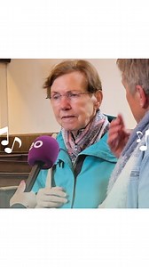 ‘Misschien dat ik de Heere binnenkort ontmoet’. 🥺🤍 In haar laatste levensfase haalt ze kracht uit ‘Lichtstad met uw paarlen poorten’. Dit lied betekent veel voor deze mevrouw en geeft haar troost, moed en uitzicht op wat komt. | Nederland Zingt (EO)
