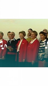Een bijzonder moment uit het Nederland Zingt-archief 📺✨❤️ In 1994 zong het Hollandkoor voor Nederland Zingt vanuit Israël het geliefde lied "Lichtstad met uw paarlen poorten". 🌅 #NederlandZingt #Hollandkoor #EOArchief | Nederland Zingt (EO)