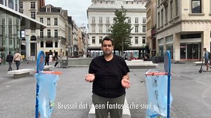 Brussel dat is een fantastische stad, maar ook een propere stad. En om Brussel proper te houden, mag er vanaf nu ook meer in die blauwe zakken. 🤔 Maar weten de mensen dat wel? | Kamal Kharmach
