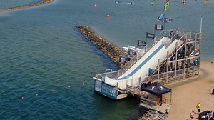 Packt die Badesachen ein, es geht an den Strand! 🏖️☀️ Heute zeigen wir euch im Video unseren Park Port Zélande 👉 bit.ly/Port-Zélande Ausflug an's Meer samt Kitesurfen & Strandsegeln oder mit der Familie zum Laser Battle. Ihr stellt euch euer liebstes Urlaubsprogramm zusammen 🏄 Aber Achtung: Die Auswahl ist so groß und manchmal hat man die Qual der Wahl 😃😮 Waterjump oder Kanufahren? Auf welche Aktivität aus dem Video habt ihr so richtig Lust? 👇 | Center Parcs Deutschland