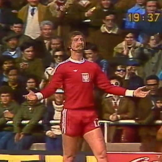 Możesz być fajny, ale czy kiedykolwiek będziesz tak fajny, jak cieszynka "Diabła" po tym golu z Peru? 👹🇵🇱 Dziś Andrzej Szarmach obchodzi 71 urodziny. Wszystkiego najlepszego! ZOBACZ więcej pamiętnych goli 👉🏻 https://bit.ly/goleszarm | Łączy nas piłka