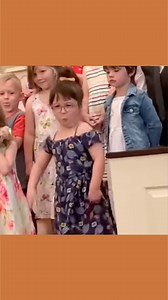 Hoe schattig ❤ De zomertijd is aangebroken en dat zorgt ervoor dat ook veel kinderen hun vrolijke zelf niet langer onder stoelen of (kerk)banken kunnen steken! 🎶 Geniet van deze vrijmoedige beelden 😃 | Nederland Zingt (EO)