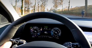 Is afremmen op de motor gevaarlijk in een elektrische auto?