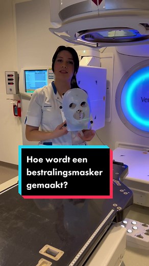 Patiënten die op de afdeling Radiotherapie bestraald worden moeten zo stil mogelijk blijven liggen. Voordat een patiënt bestraald wordt in het hoofd-halsgebied wordt er dan ook eerst een speciaal bestralingsmasker op maat gemaakt. Mould room technicus Andy laat samen met Nazanin zien hoe zo’n masker gemaakt wordt. #erasmusmc #radiotherapie #kanker #masker #voorjou #fy