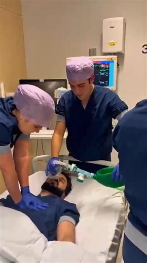 Kom aanstaande zaterdag naar Restart A Heart Day in het Erasmus MC. In de passage van het ziekenhuis zijn tal van collega’s van o.a. de Spoedeisende Hulp en de Cardiologie afdelingen aanwezig om bezoekers meer te vertellen over hun werk én kun je leren hoe je moet reanimeren. Super belangrijk, dus zet in je agenda en kom langs tussen 10.00 en 15.00 uur. | Erasmus MC