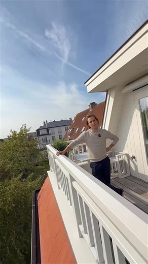 Dit luxueus hoekpenthouse, aan de rand van het groene Park 58 in Duinbergen, combineert licht, ruimte en verfijning met een zonrijke ligging op enkele meters van het strand. 🌿☀️ De open leefruimte met design gashaard, de stijlvolle keuken op maat en het royale terras met panoramisch zicht maken van dit appartement een oase van comfort en elegantie. Een instapklare parel waar binnen en buiten naadloos in elkaar overlopen. 📞 Kom het zelf ontdekken tijdens een vrijblijvend bezoek via 050 760 760 