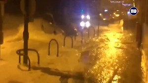 Niet alleen Nederland werd woensdag geteisterd door een zware storm. Verschillende Europese landen kregen te maken met zware windstoten. Zo stroomde in Frankrijk zelfs het zeewater door de straten. 😮 | NU.nl