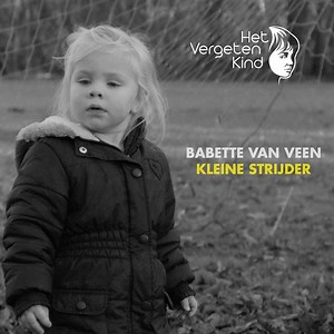 BABETTE VAN VEEN MAAKT AANGRIJPEND LIED ‘KLEINE STRIJDER’ OVER KINDEREN IN OPVANGLOCATIES DIE ZO HARD MOETEN STRIJDEN OM GOED TERECHT TE KOMEN! Babette heeft op ons verzoek het prachtige en aangrijpende lied ‘Kleine Strijder’ gemaakt. Ze is ambassadeur van het eerste uur en zet zich gedurende het hele jaar belangeloos en vol passie in voor de 38.000 ‘vergeten’ kinderen die noodgedwongen opgroeien in sobere opvanglocaties die Nederland. In aanloop naar de Week van het Vergeten Kind 2016 (29 jan –