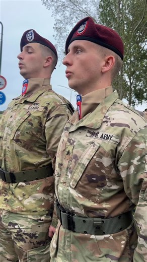 The 82nd Airborne Division Chorus singing the Dutch national anthem Wilhelmus at the John S. Thompson bridge commemoration in Grave. Truly moving — and impressive how beautifully they perform it! 🇺🇸🤝🇳🇱 #ww2 #ww2history #wwii #ww2pictures #worldwarii #82ndairbornedivision #operationmarketgarden #thisdayinhistory | Joël Stoppels Battlefield Tours