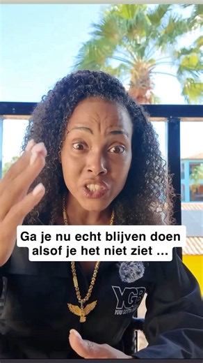 Stop met doen alsof je niet ziet wie er recht voor je neus staat. Je ziet het. Je voelt het. Je weet het. Je ziet dat deze persoon je geen erkenning geeft. Geen liefde. Geen waardering. Niet omdat jij tekortschiet, maar omdat die persoon het zelf niet eens kan geven. Aan zichzelf. Hoe kan iemand jou zien als die zichzelf niet eens herkent? Hoe kan iemand jou waarderen als die zichzelf niet eens waardeert? En toch blijven we hopen. Blijven we verwachten. Blijven we uitleggen. Waarom? Omdat we ban