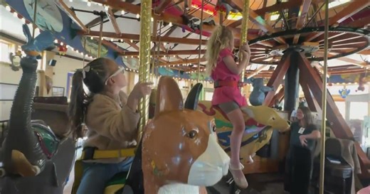 Carousel in Nederland spinning again after fire destroyed neighboring businesses