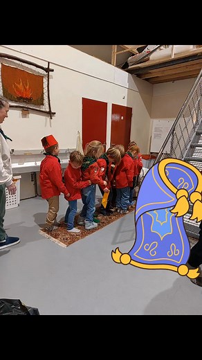Op dag twee van het sprookjesweekend was Alladin er weer. Hij was de Geest kwijt! Gelukkig konden de bevers die vinden. Ook Hans en Grietje kwamen langs waarmee de bevers peperkoek huisjes hebben gemaakt. Als laatste werd de geest bevrijd uit de lamp en verdween uit het clubhuis naar buiten. Wat een weekend!! #merhula #baarn #regiouh #scoutingnl #bevers #vrijwilligerswerk | Merhula