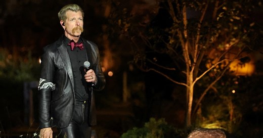 Kippenvel in Parijs: emotionele frontman Eagles of Death Metal zingt met Bataclan-overlevenden