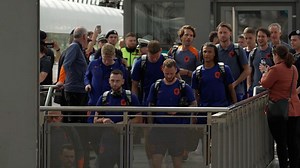 Video | Nederlands elftal arriveert per trein in Berlijn voor EK-duel met Oostenrijk