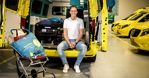 Stichting Ambulancewens krijgt grootste donatie ooit: 22 nieuwe ambulances