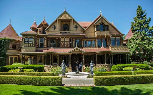 12 Real Haunted Houses Across the United States