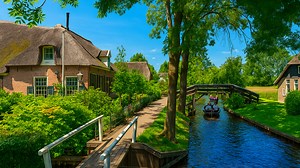 Giethoorn Verkennen – Een Sprookjesachtig Dorp met Grachten en Bruggetjes (4K)